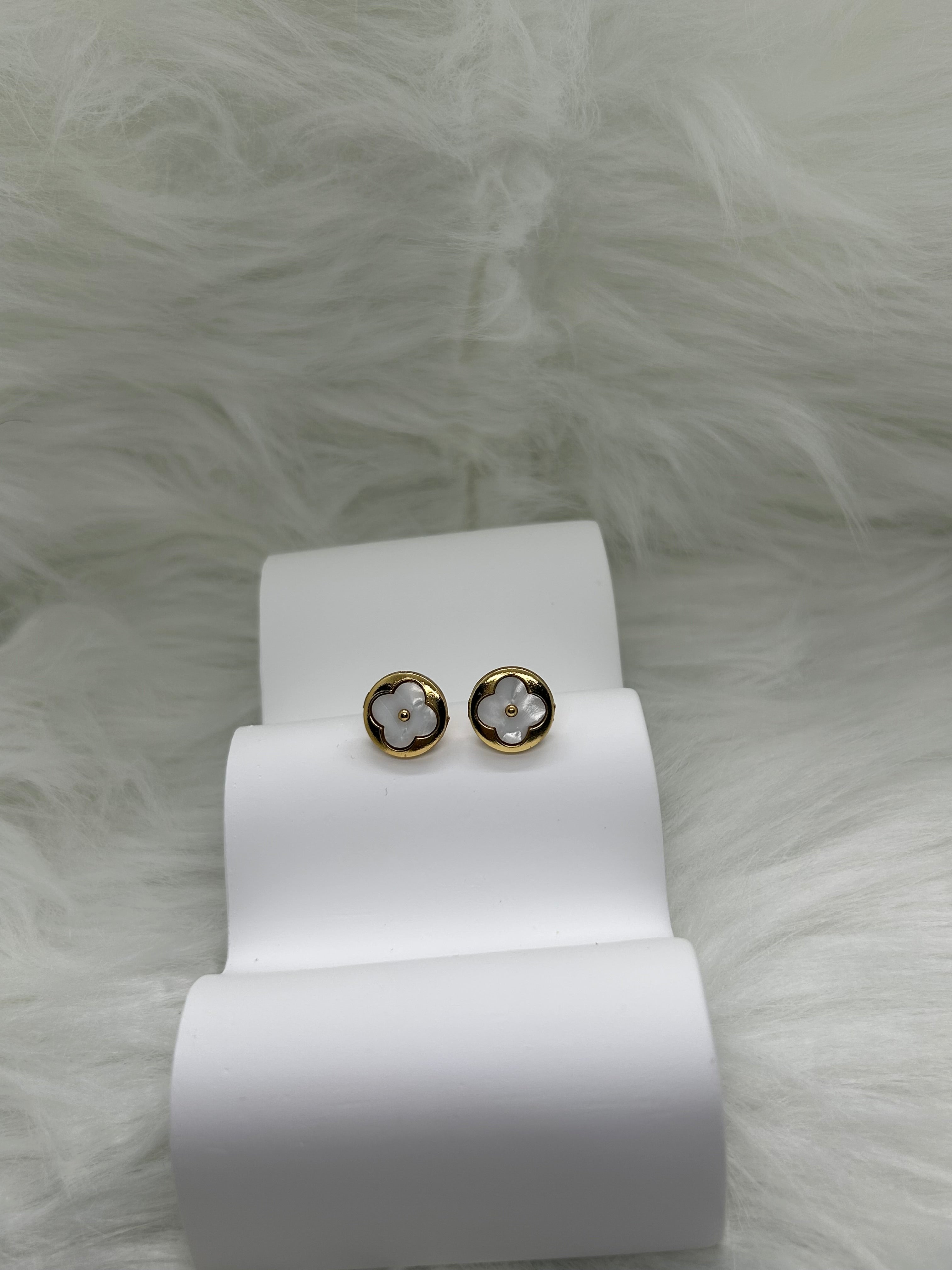 Lv vintage Earring