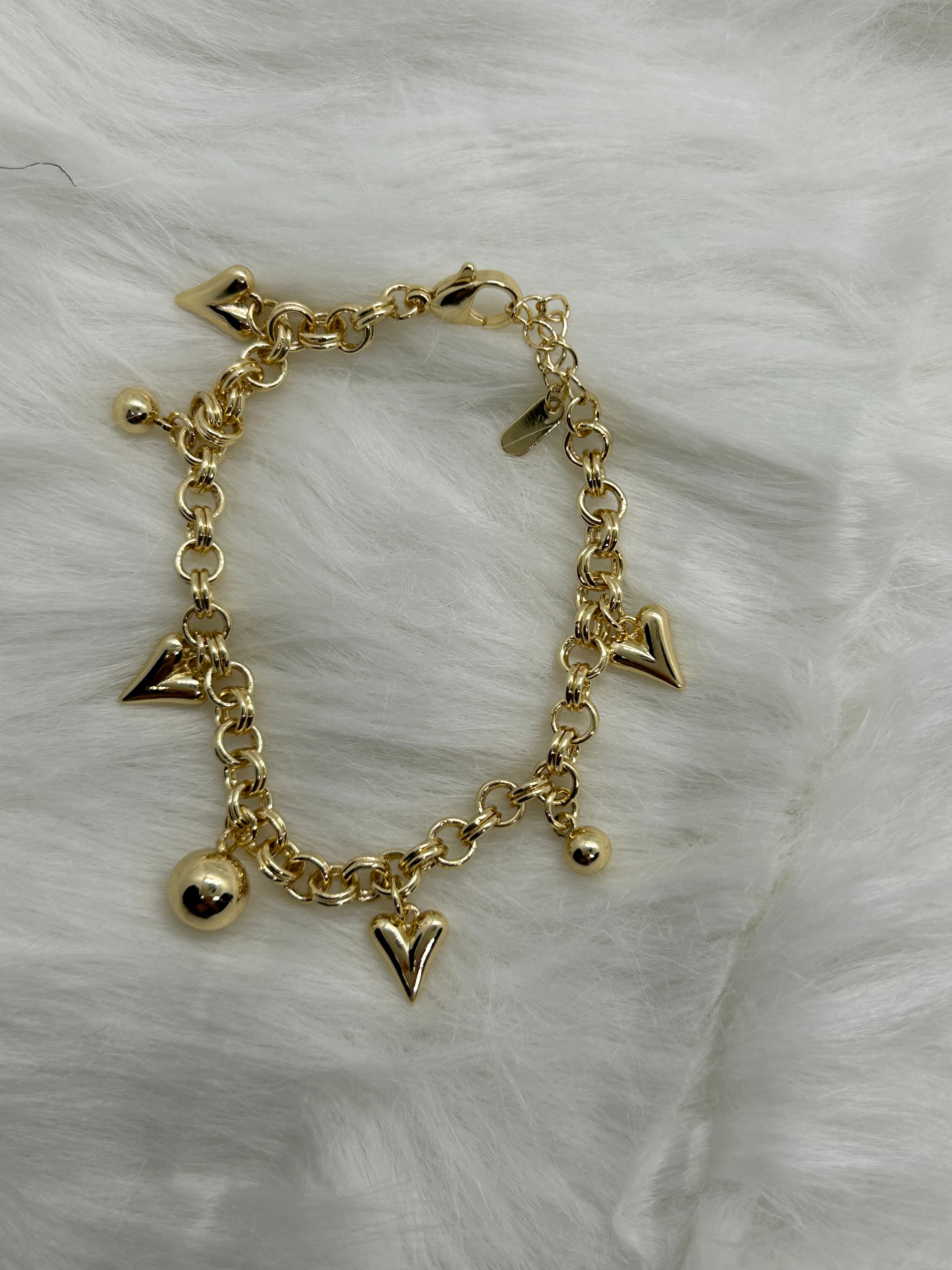 Pulsera con dijes de corazón
