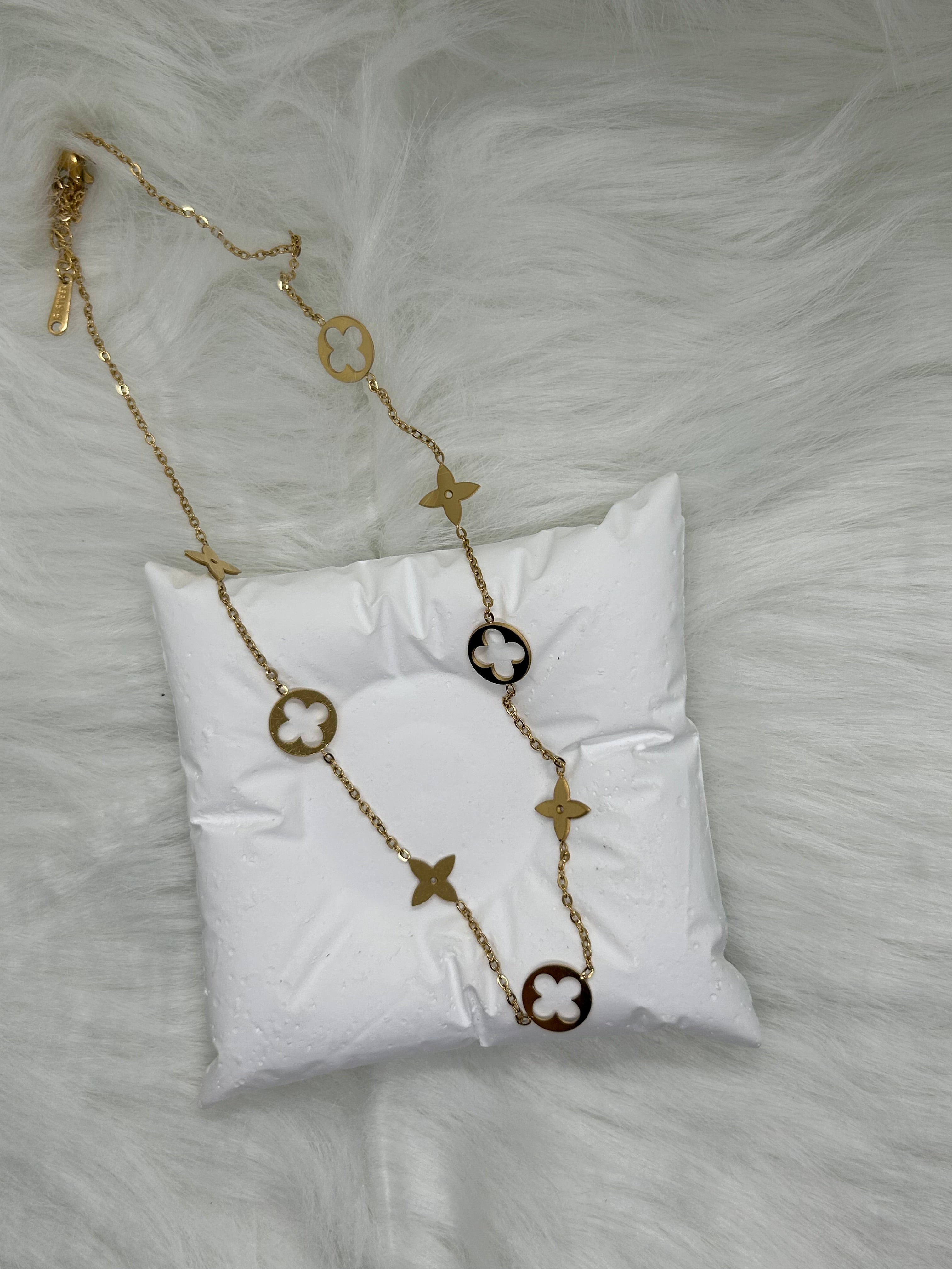 The simple gem necklace